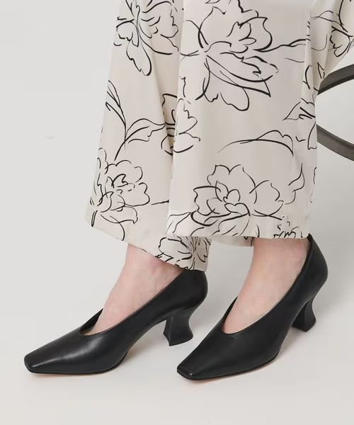 黒のパンプスを履いた女性の足元