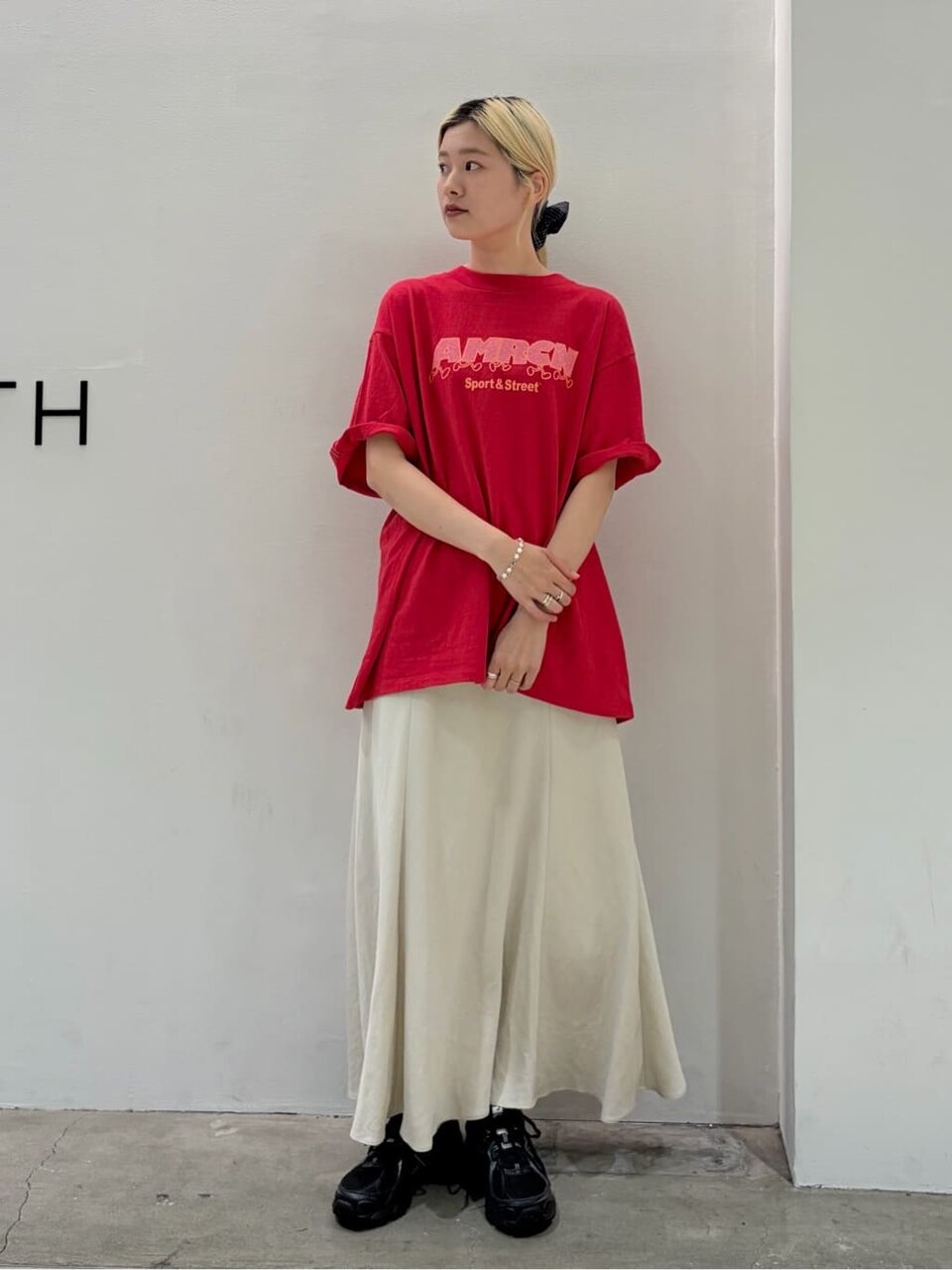 赤いTシャツを着た女性