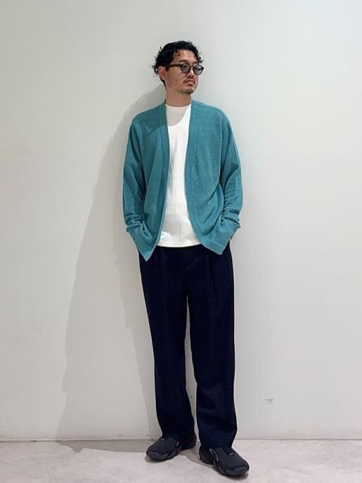 ライトブルーのカーディガンを着た男性