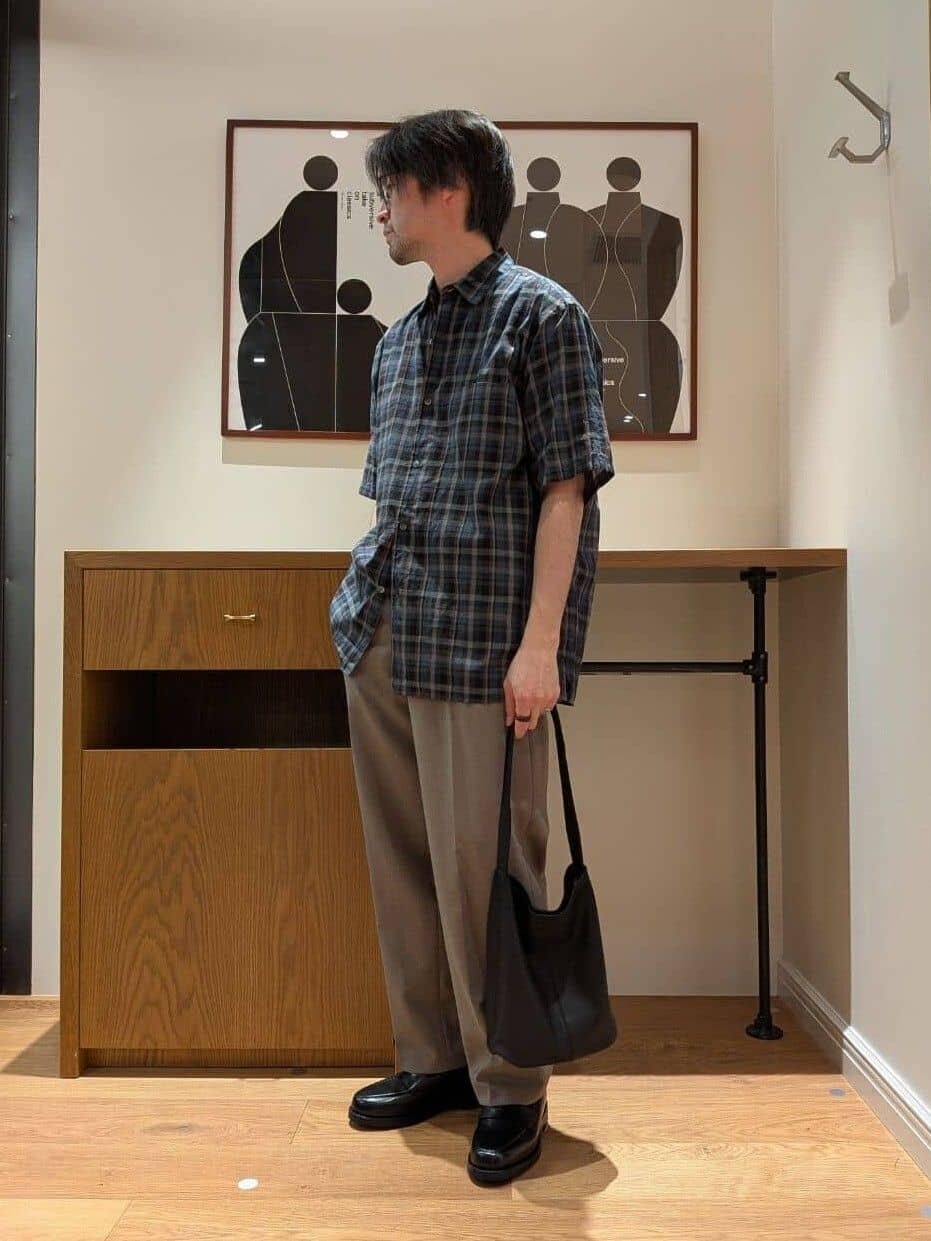 チェックシャツを着た男性