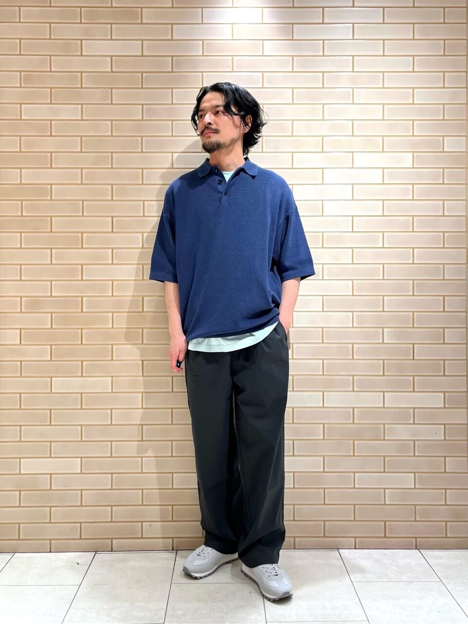 ロイヤルブルーのサマーニットを着た男性