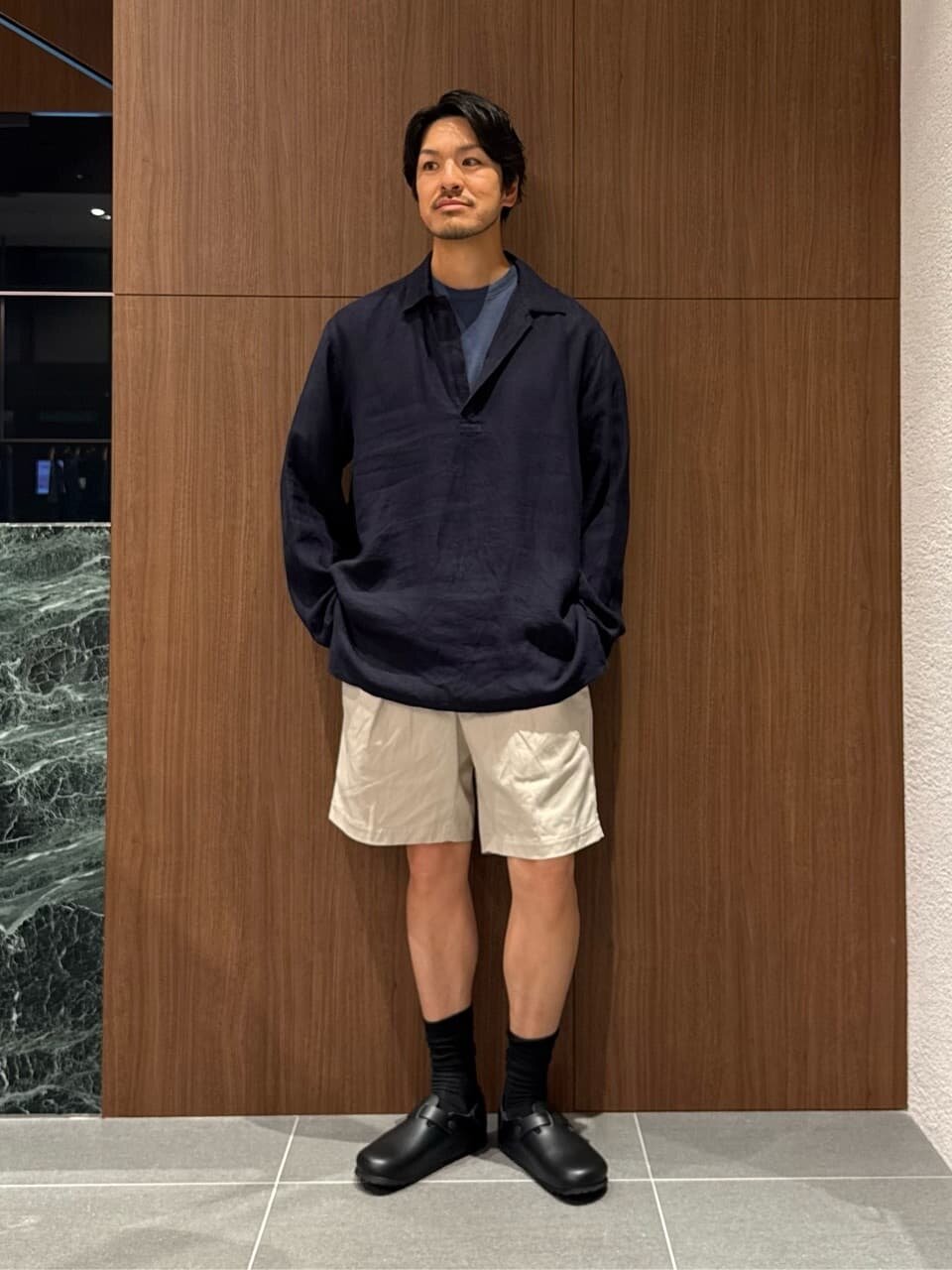 ベージュのショートパンツを穿いた男性