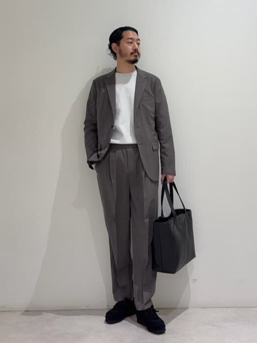 モカのセットアップを着た男性