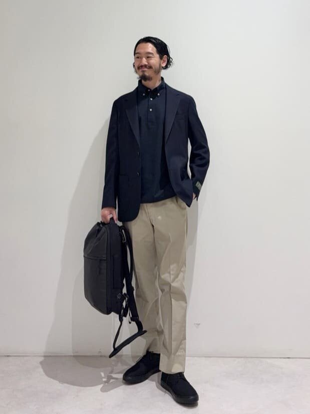 テーラードジャケットを着た男性