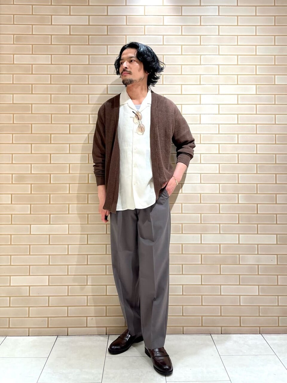 ブラウンのカーディガンを着た男性
