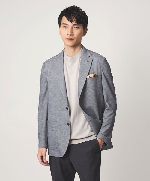 テーラードジャケットを着た男性