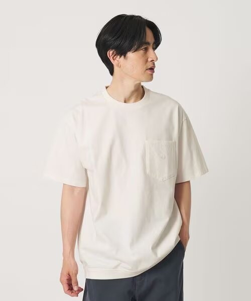 オフホワイトのTシャツを着た男性