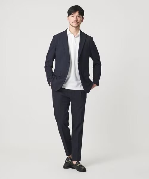 黒のセットアップを着た男性