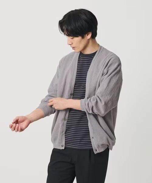 薄手のカーディガンを着た男性