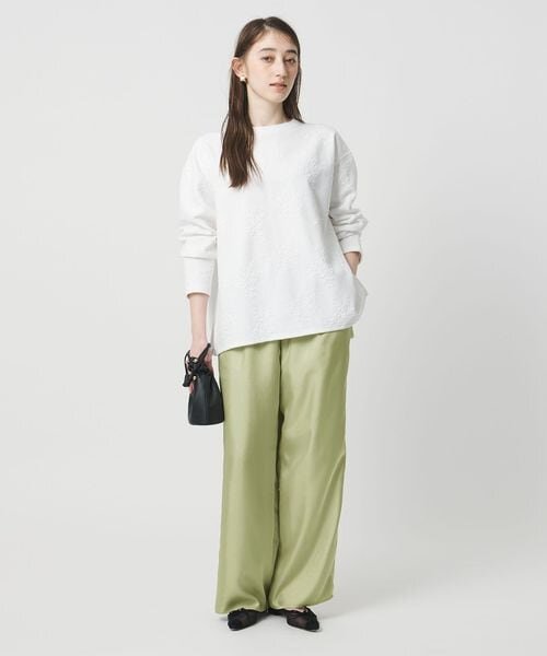 緑パンツを着用した女性