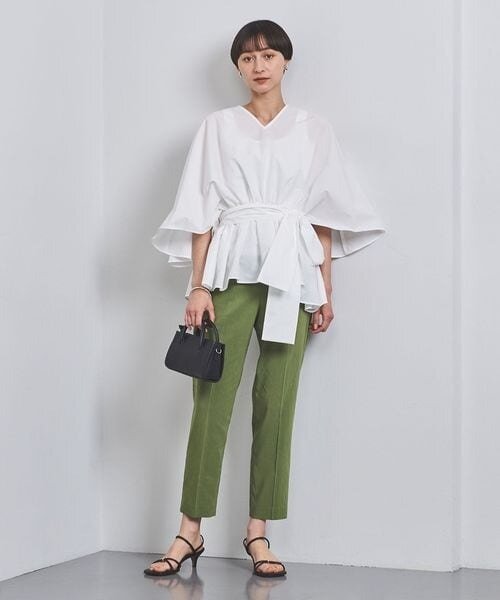オーバーサイズのトップスを着た女性