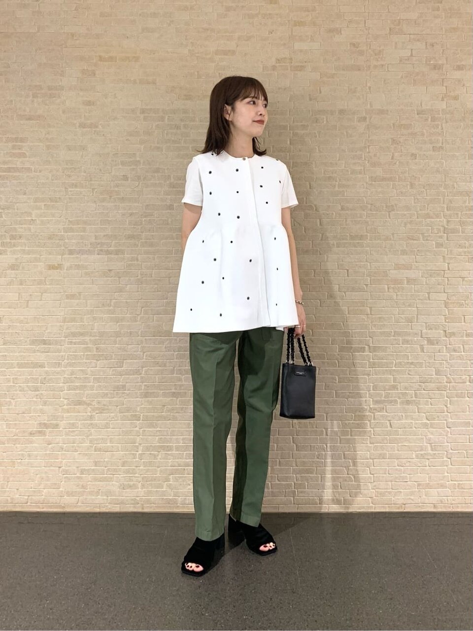 ライトブルーのカットソー×カーキのカーブパンツのコーデ