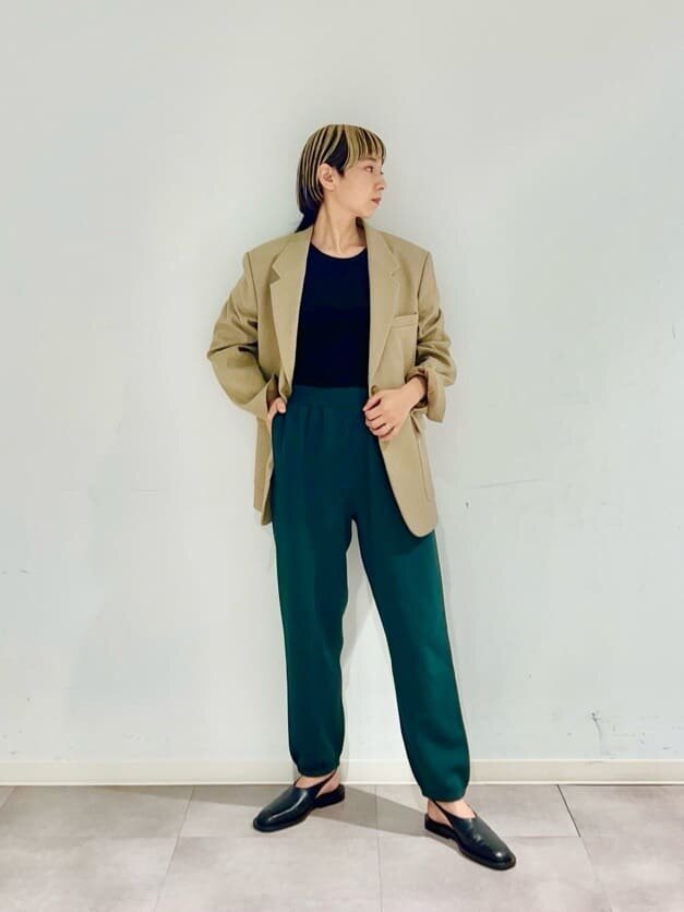 ライトブルーのカットソー×カーキのカーブパンツのコーデ
