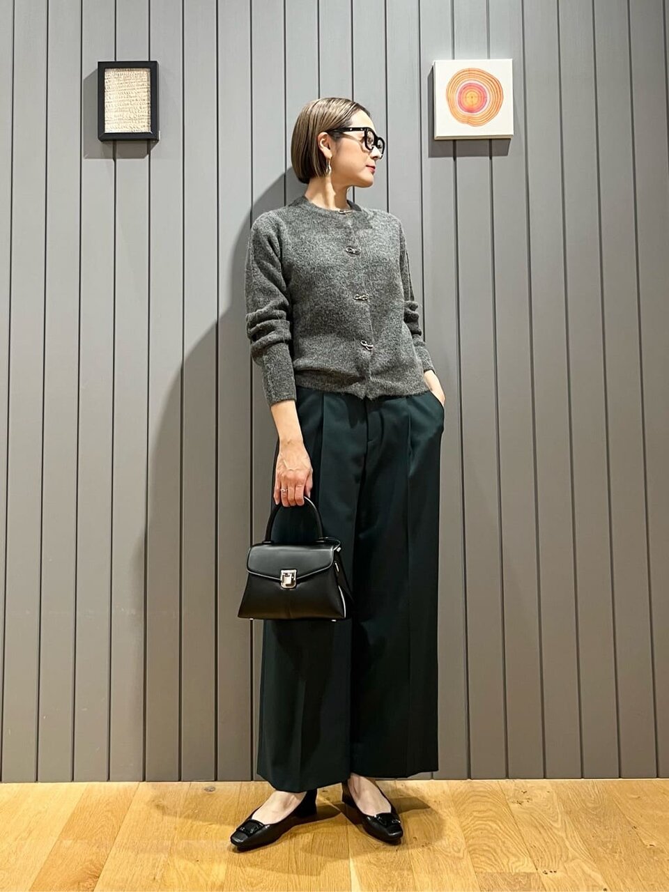 ライトブルーのカットソー×カーキのカーブパンツのコーデ