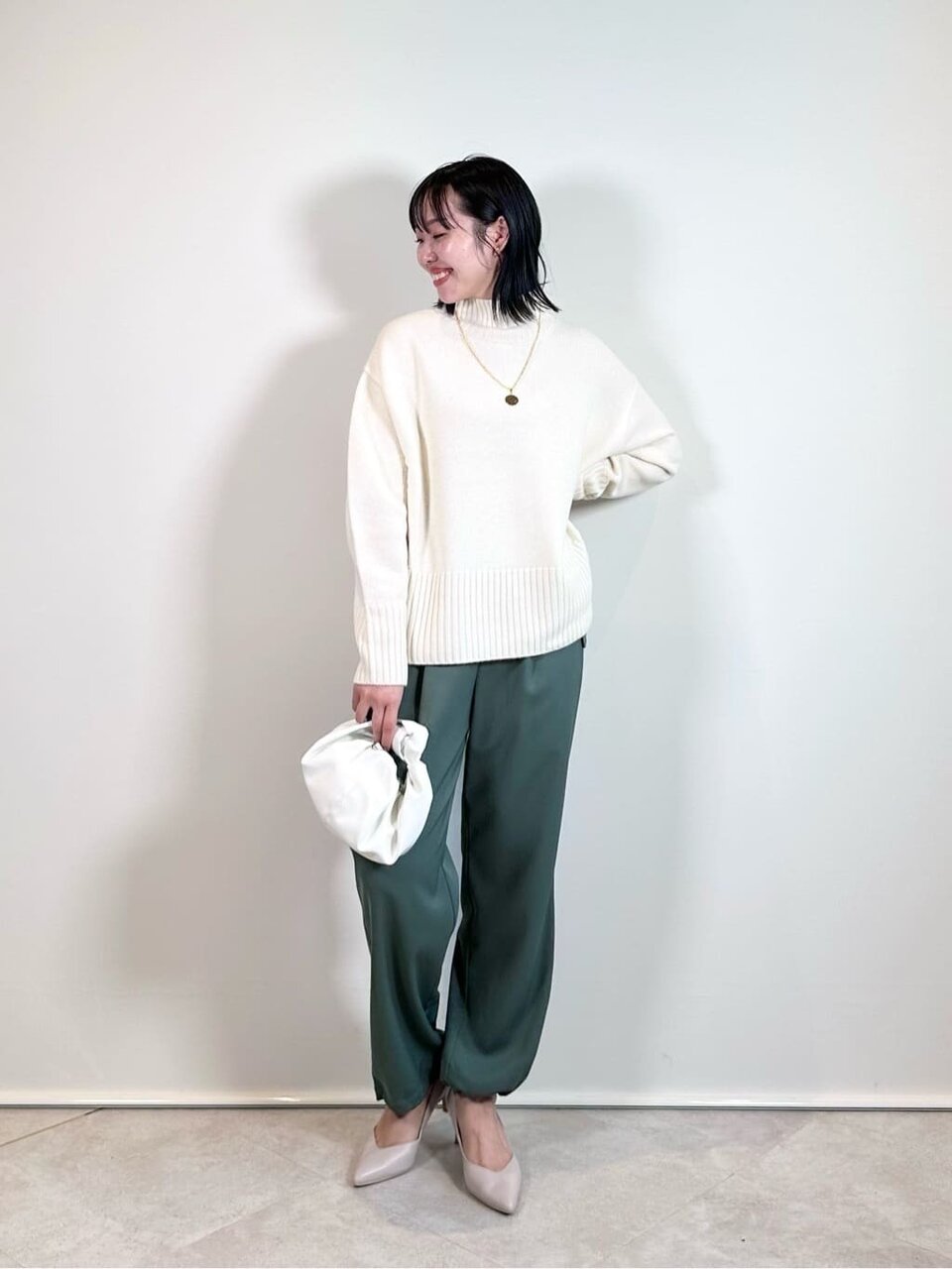 緑のパラシュートパンツ×白のハイネックニットのコーデ