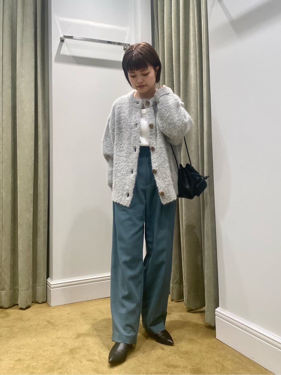 緑のテーパードパンツ×グレーのカーディガンのコーデ