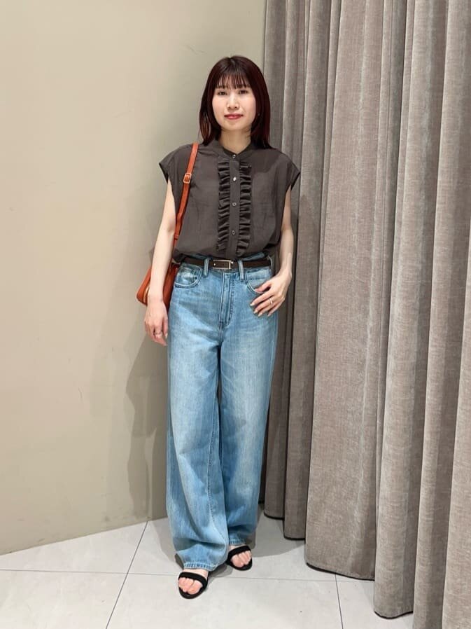 デニムパンツをはいた女性