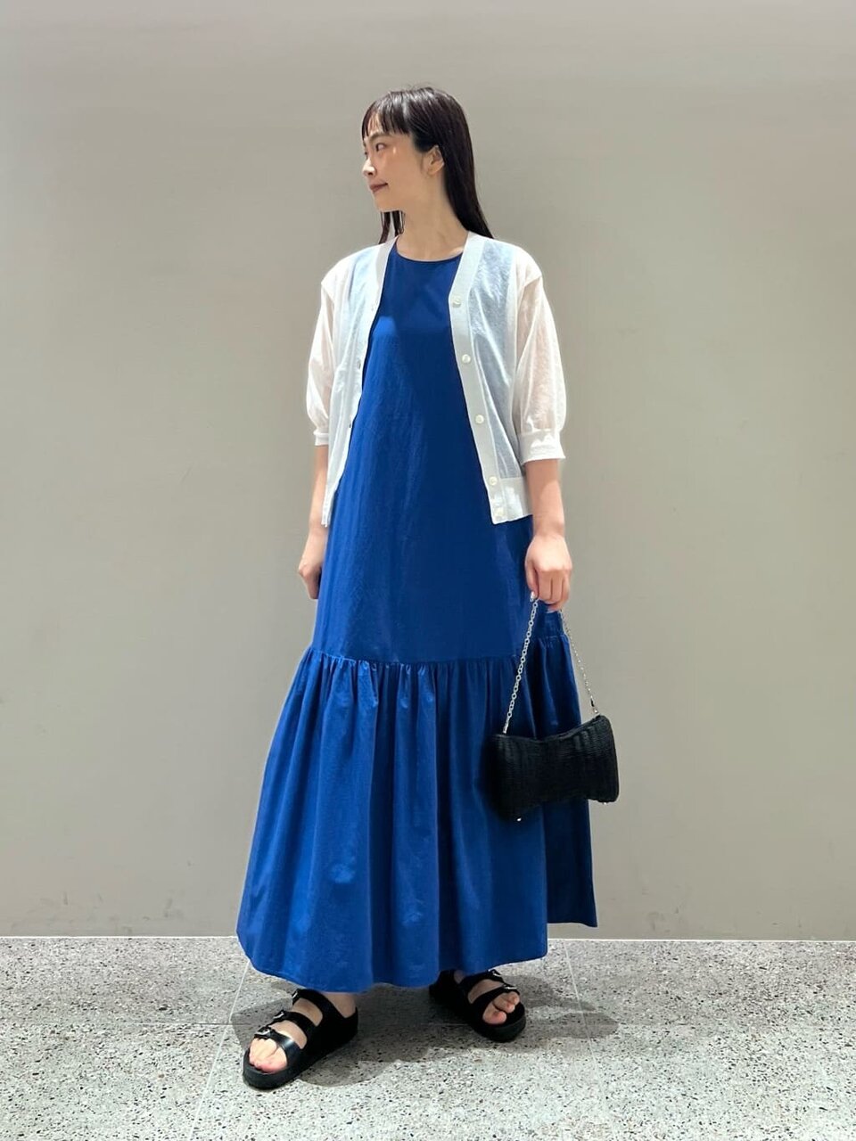 ロイヤルブルーのワンピースを着た女性