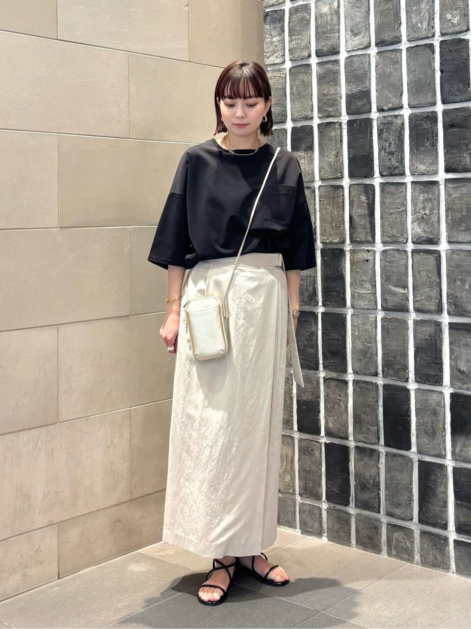 ナチュラルカラーのスカートをはいた女性