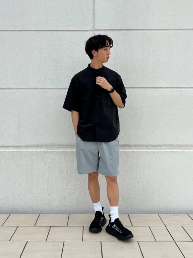 バンドカラーシャツ×ショートパンツのコーデ