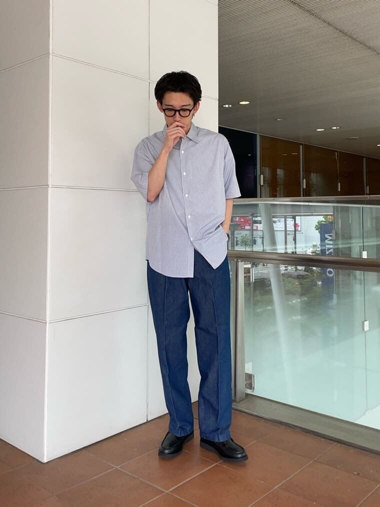 チェック柄シャツ×ストレートパンツのコーデ