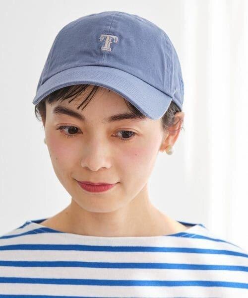 ライトブルーのキャップをかぶった女性