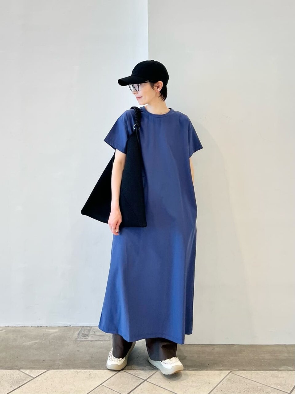 ワンピースとキャップを身につけた女性