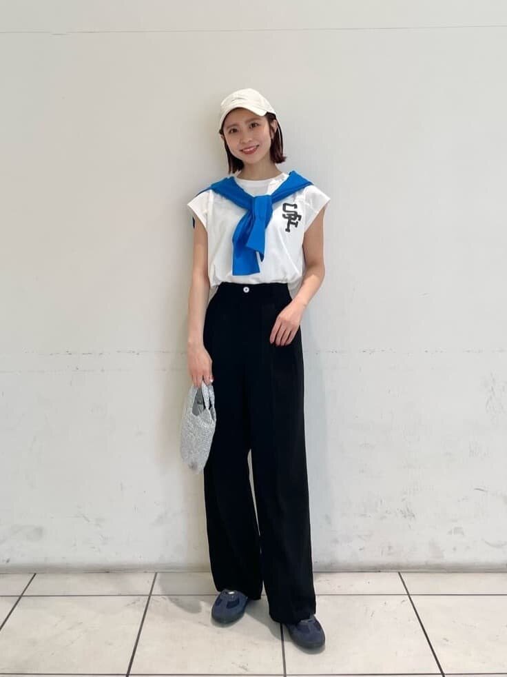 フットボールTシャツとキャップを身につけた女性