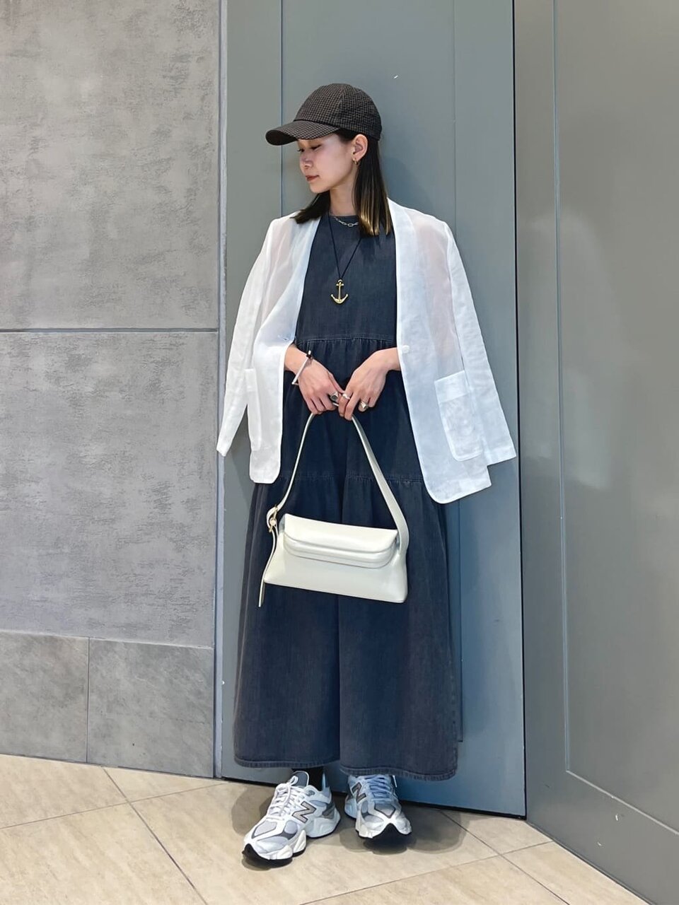 ワンピースとキャップを身につけた女性