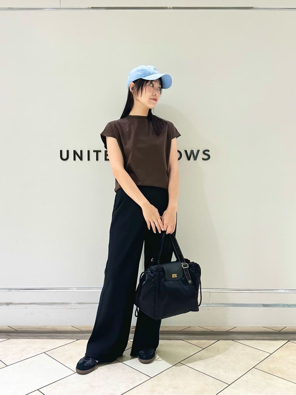 Tシャツとキャップを身につけた女性