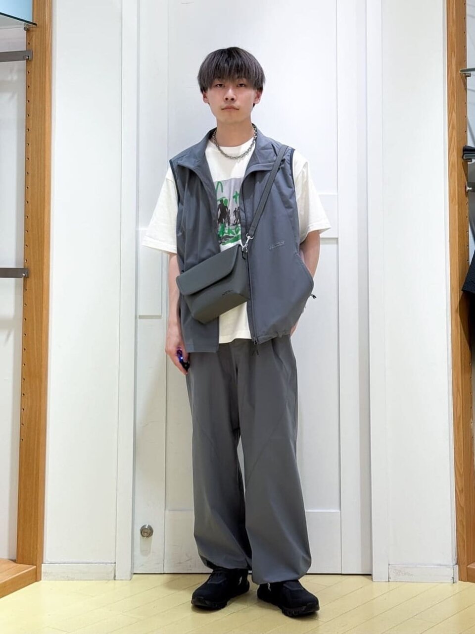 プリントTシャツ×ベストのコーデ
