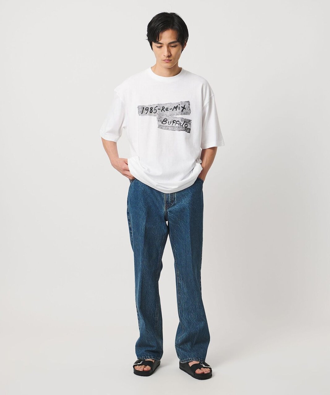 デニムパンツをはいている男性