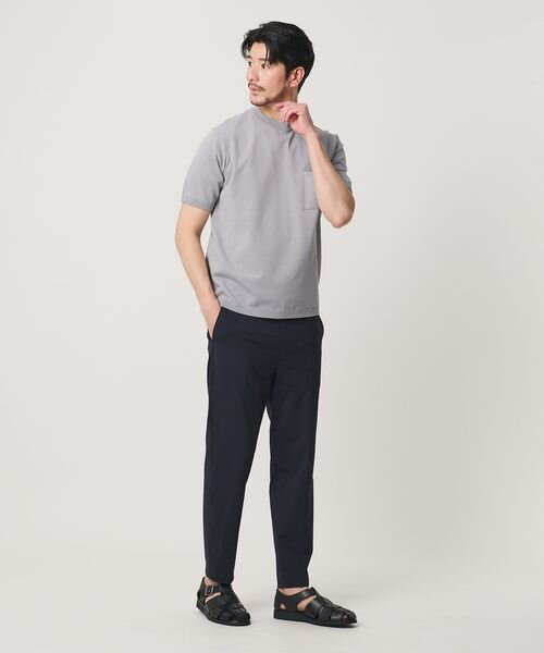 Tシャツとスラックスのコーデ