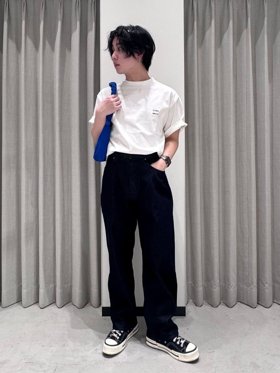 白のTシャツ×デニムパンツのコーデ