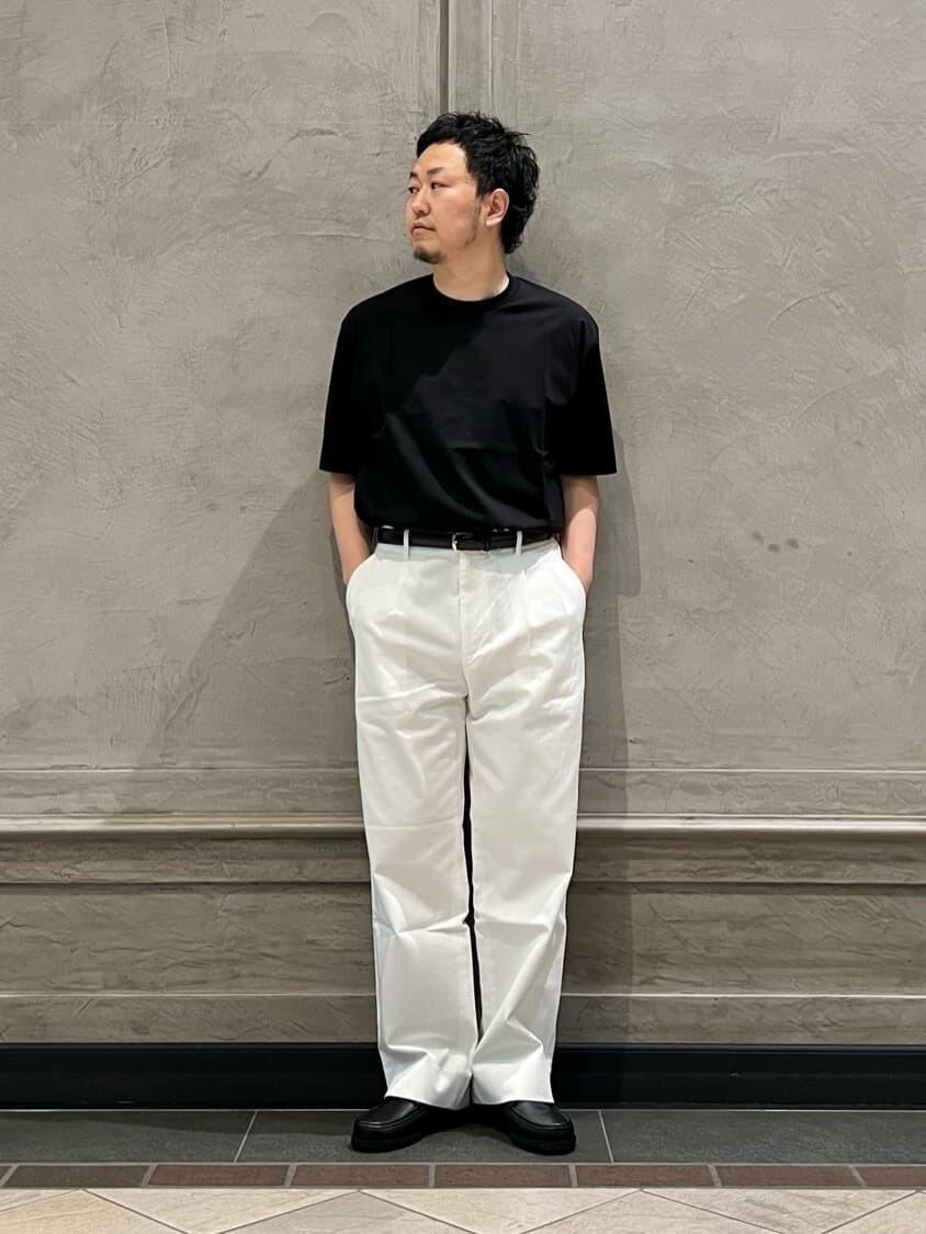 黒のTシャツ×白のチノパンツのコーデ