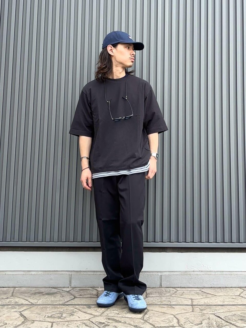 黒のTシャツ×イージーパンツのコーデ