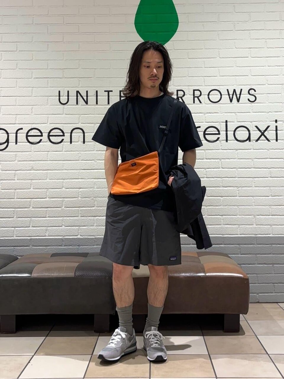 黒のTシャツ×グレーのショートパンツのコーデ