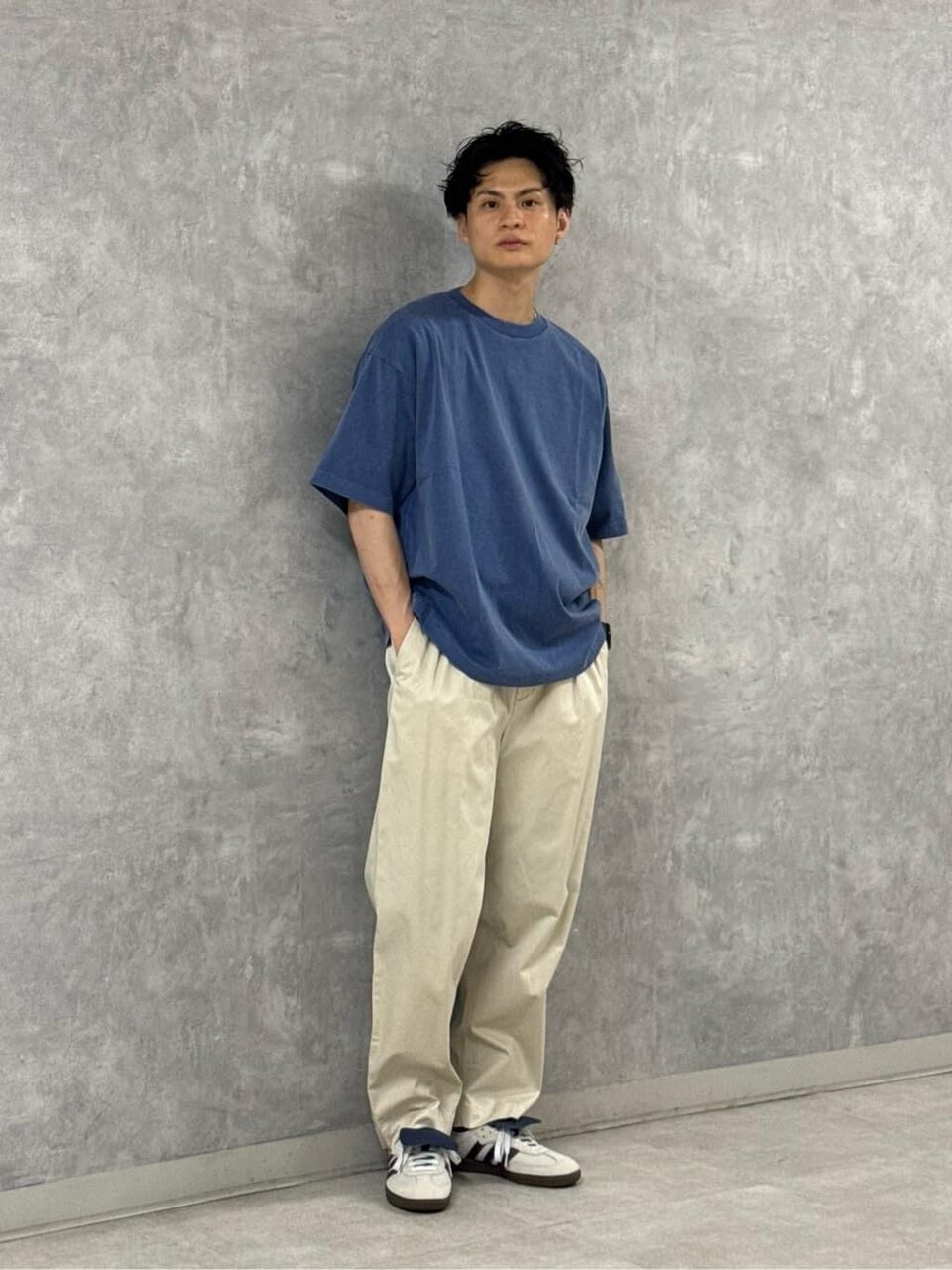 ネイビーのTシャツ×ナチュラルカラーのイージーパンツのコーデ