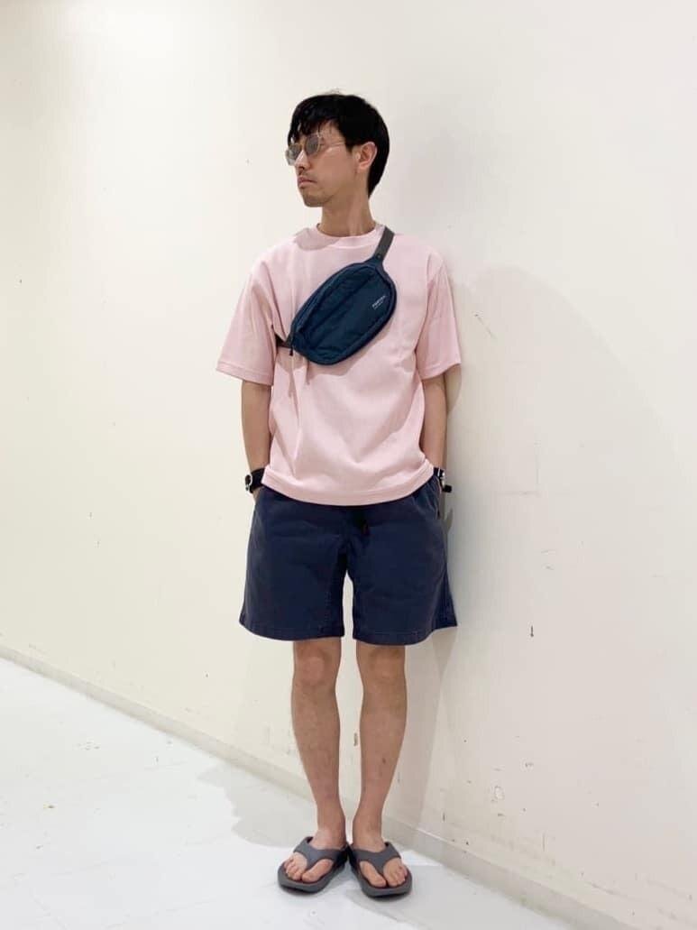 ライトピンクのTシャツ×ショートパンツのコーデ