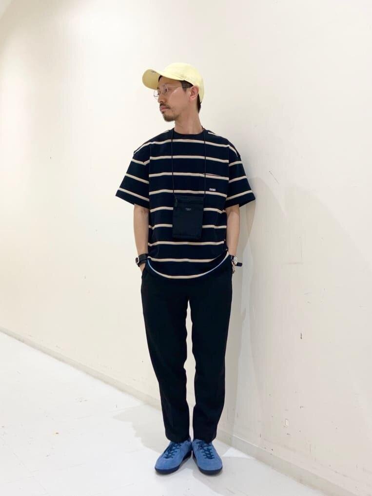 マルチボーダー柄のＴシャツ×イージーパンツのコーデ