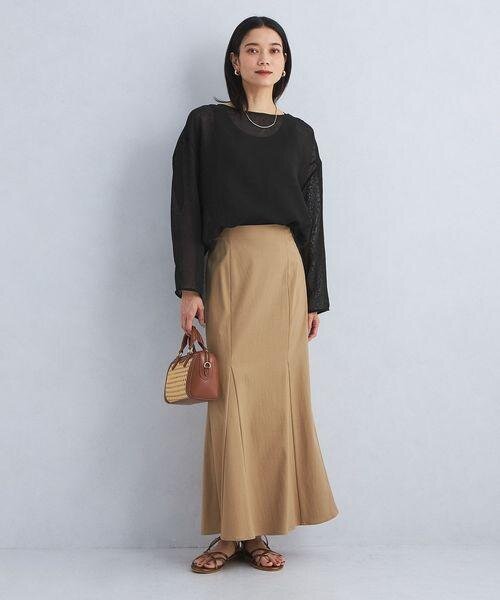 メッシュプルオーバーを着た女性