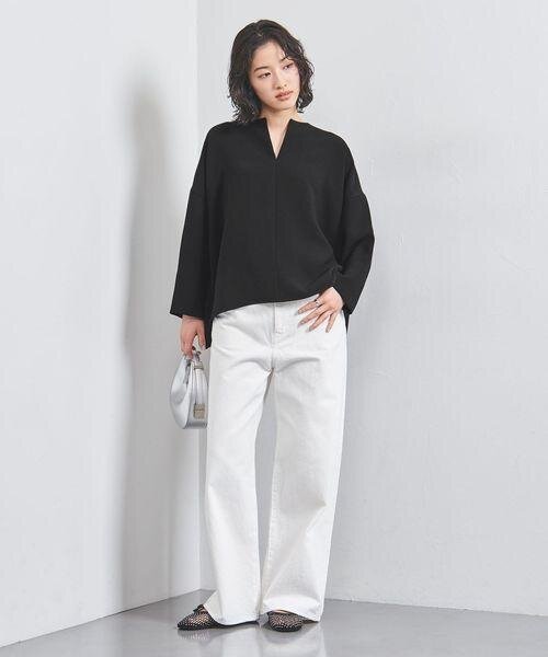 シルバーのバッグを持った女性