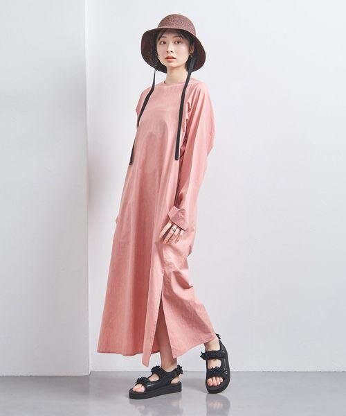 リボンが付いたハットをかぶった女性