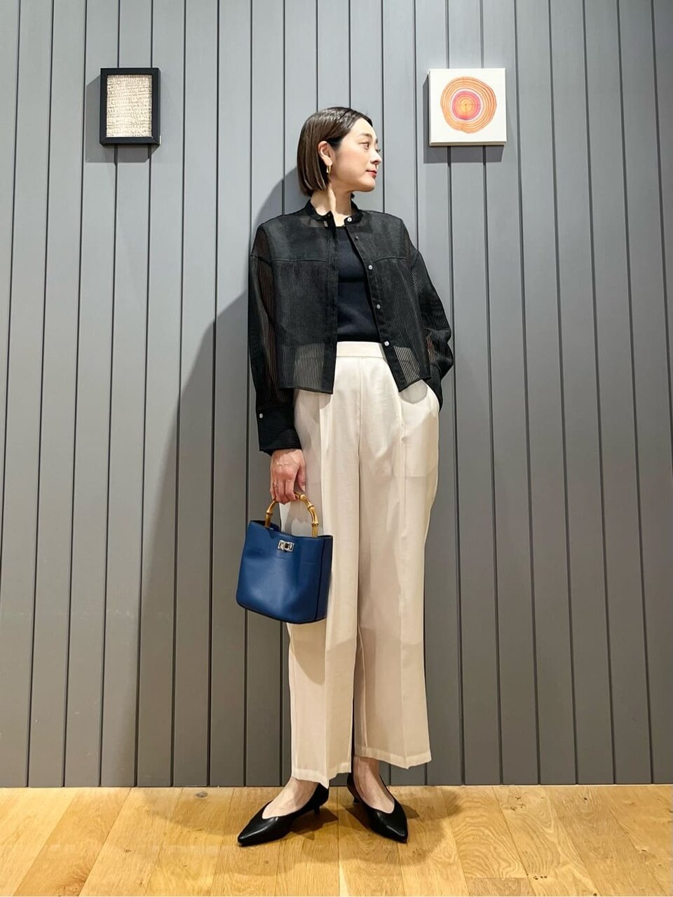 ロイヤルブルーのバッグを持った女性