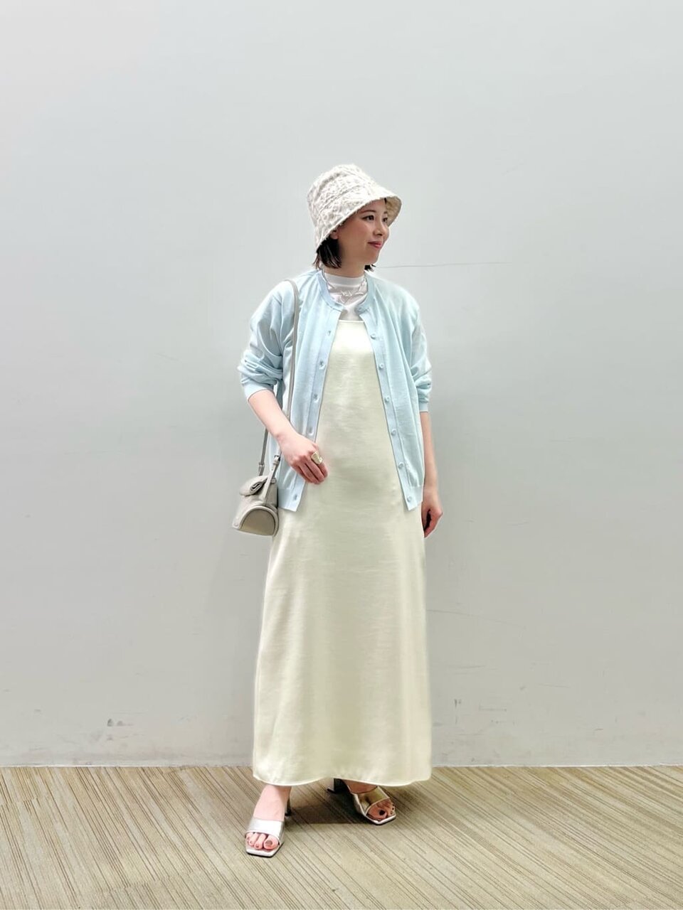 ワンピースを着た女性