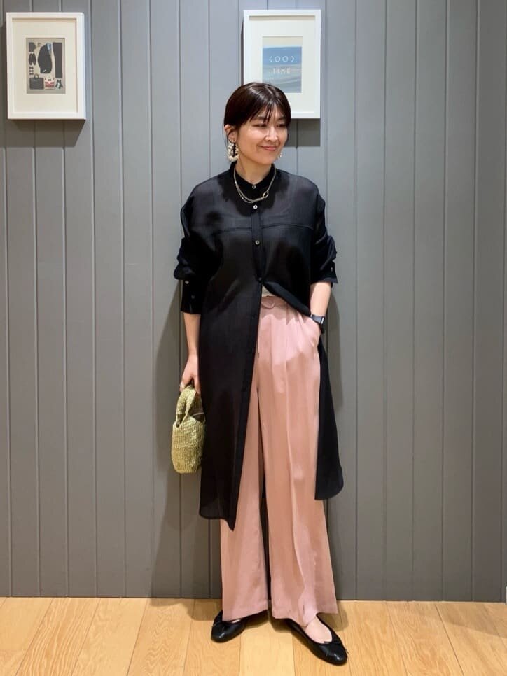 黒のシャツワンピースを着た女性