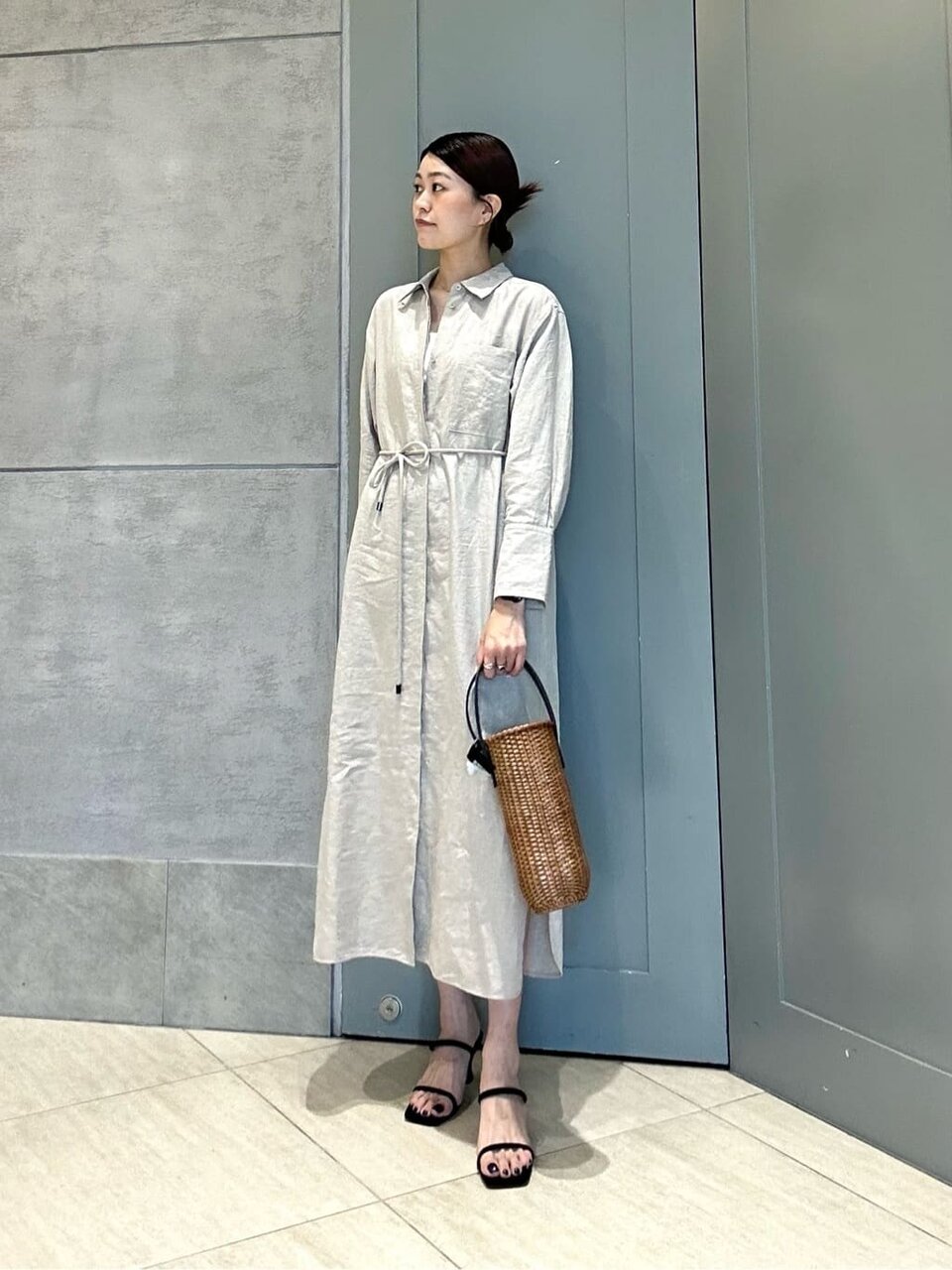 麻素材のシャツワンピースを着た女性