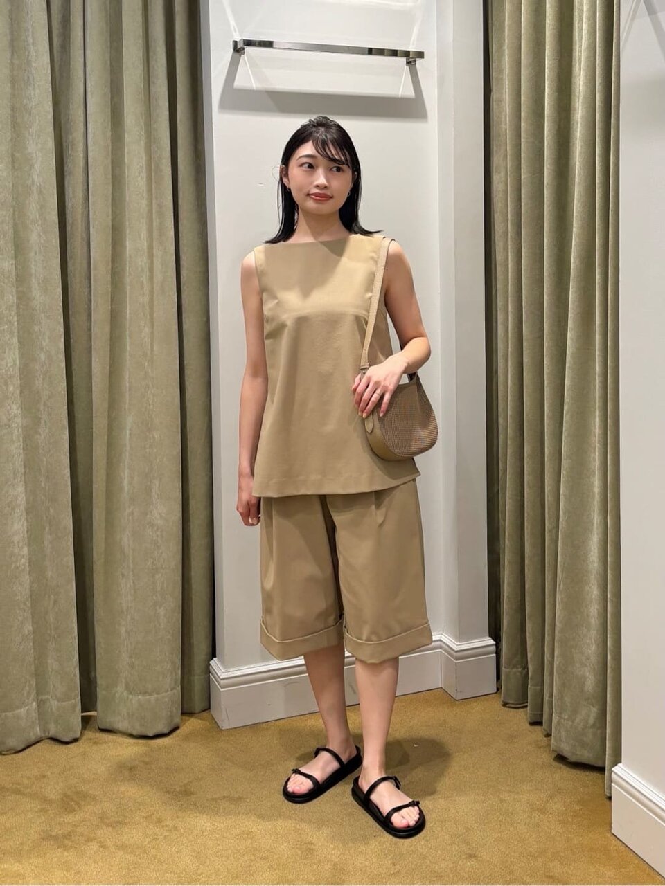 ノースリーブブラウスとショートパンツの30代夏コーデ