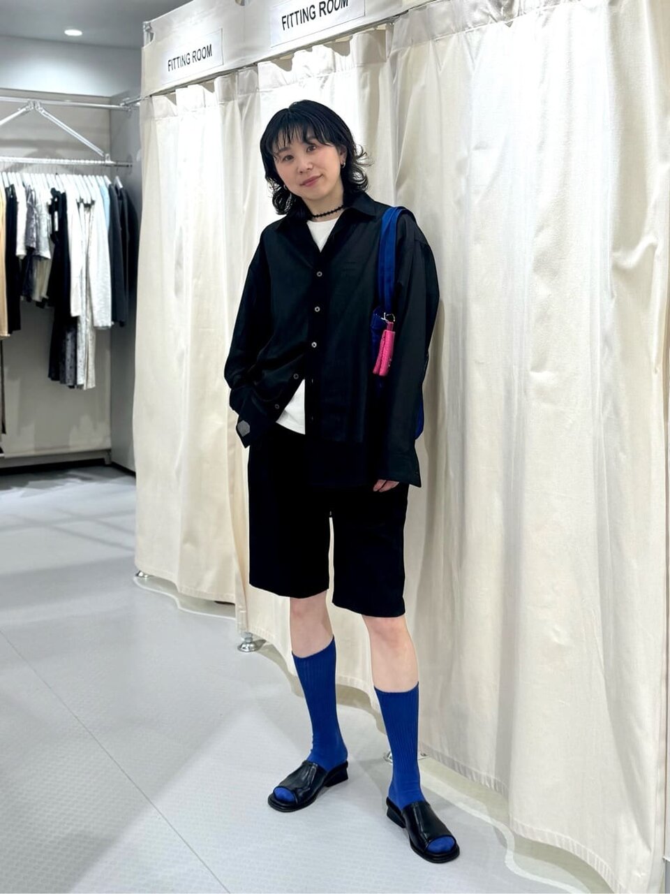 シャツとバイカーショートパンツの30代秋コーデ