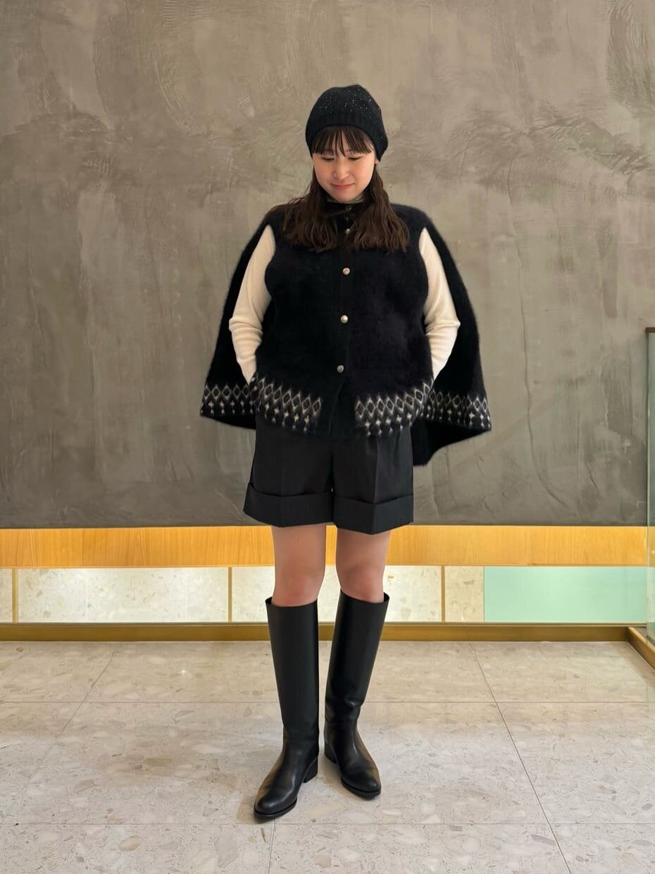 ケープとショートパンツの30代冬コーデ